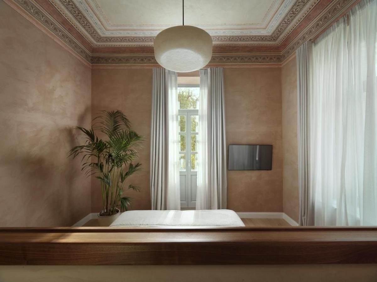 Acanthus Suite with Balcony