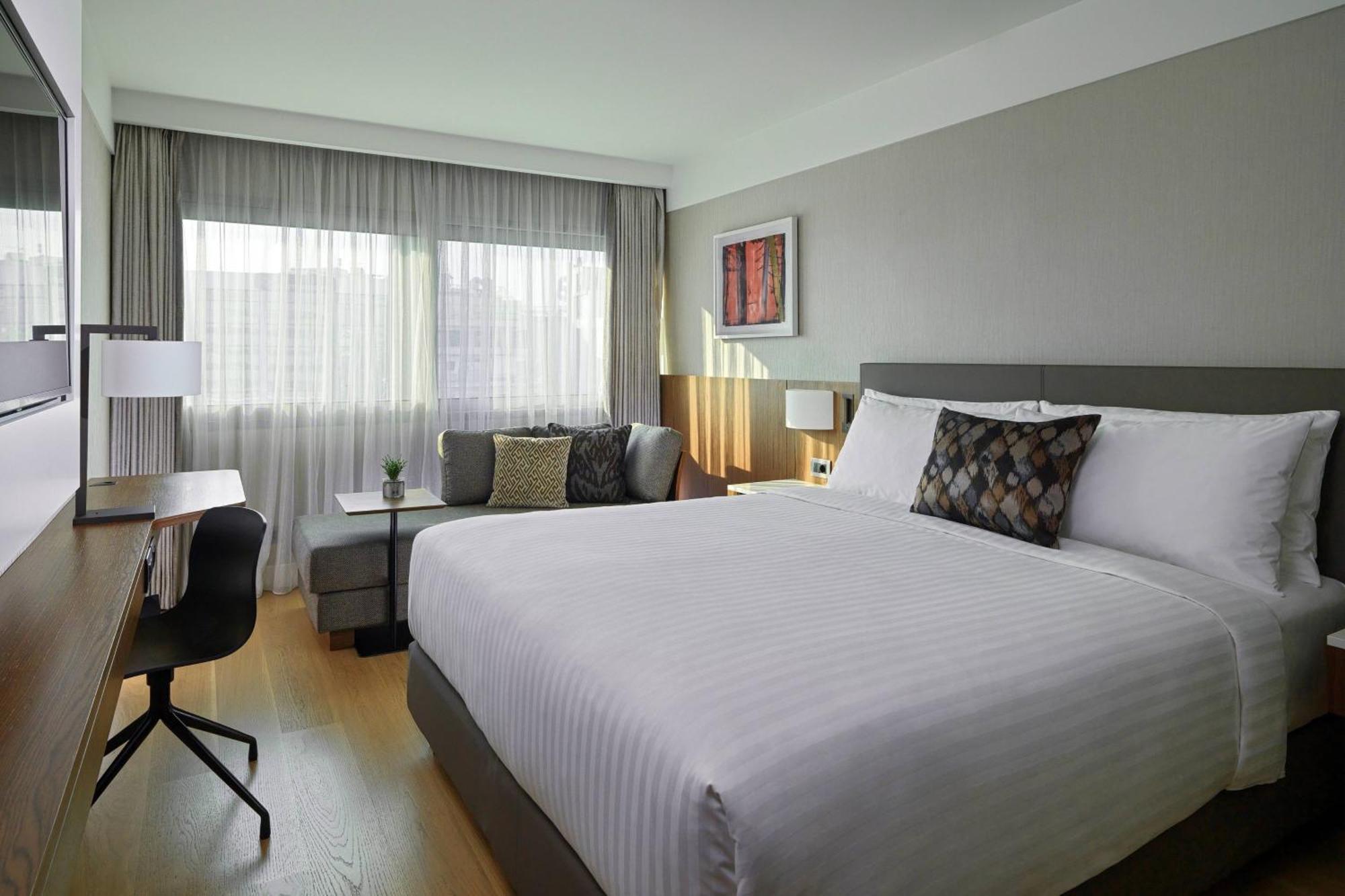 Superior Guest Room King Bed Courtyard View