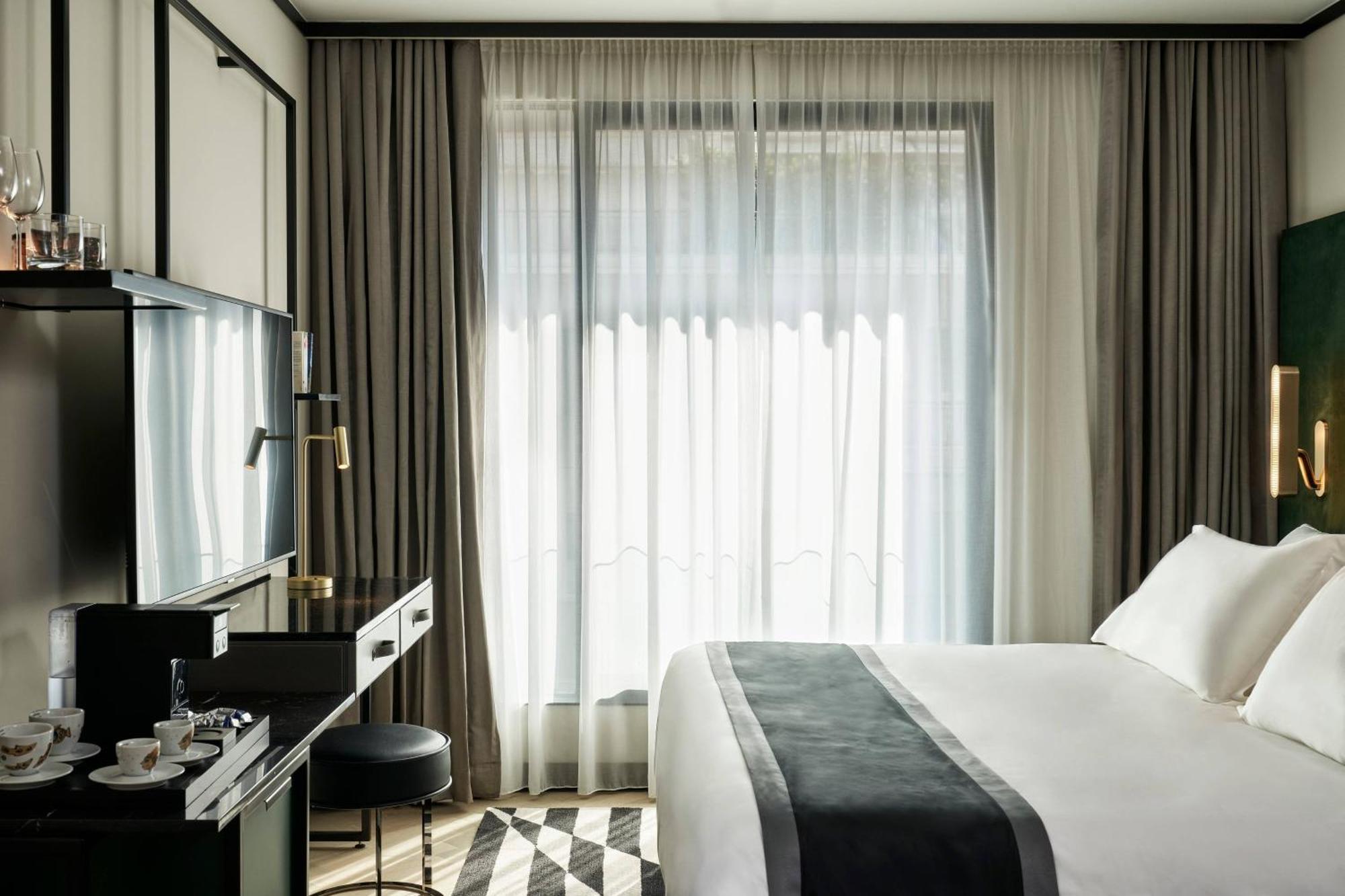 City View Deluxe Guestroom 1 King Bed